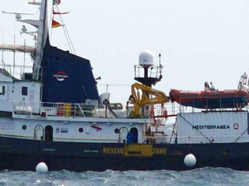 La nave Mare Jonio a largo di Lampedusa. Foto LaPresse