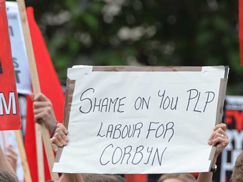 Una manifestazione di Momentum a Londra (Foto LaPresse)