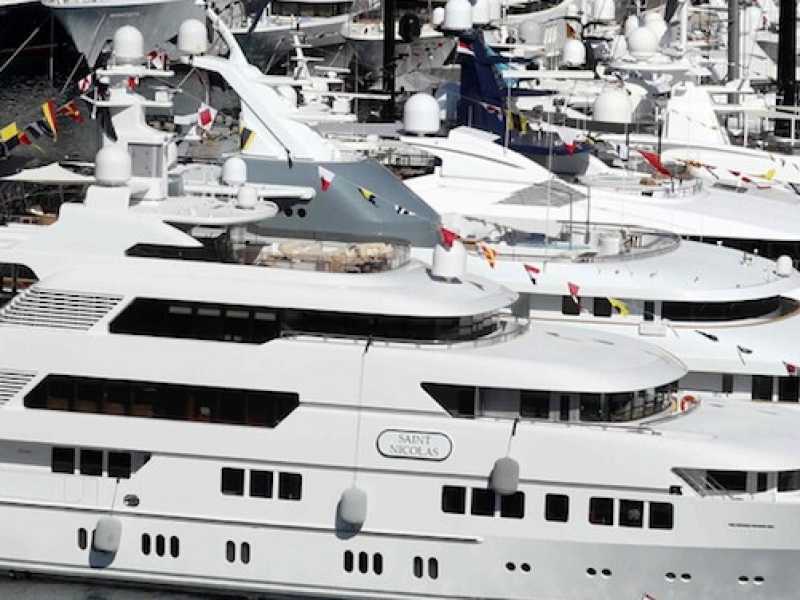 Con  la foto di una grande yacht e il famoso slogan "Anche i ricchi piangano", Rifondazione comunista sollecitava nel 2006 una stretta fiscale sui grandi patrimoni (Foto LaPresse)