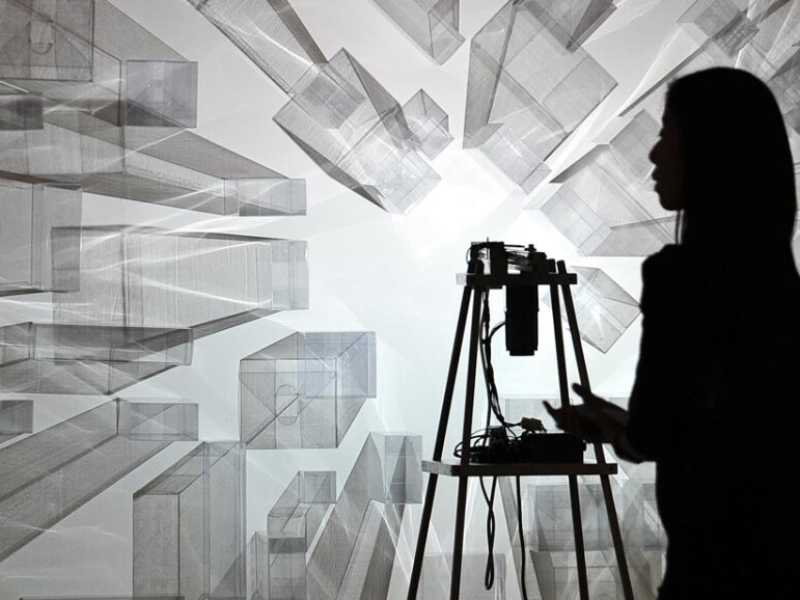 Una visitatrice della mostra &ldquo;Singapore Eye&rdquo; all'ArtScience Museum di Singapore nel 2015 (foto LaPresse)