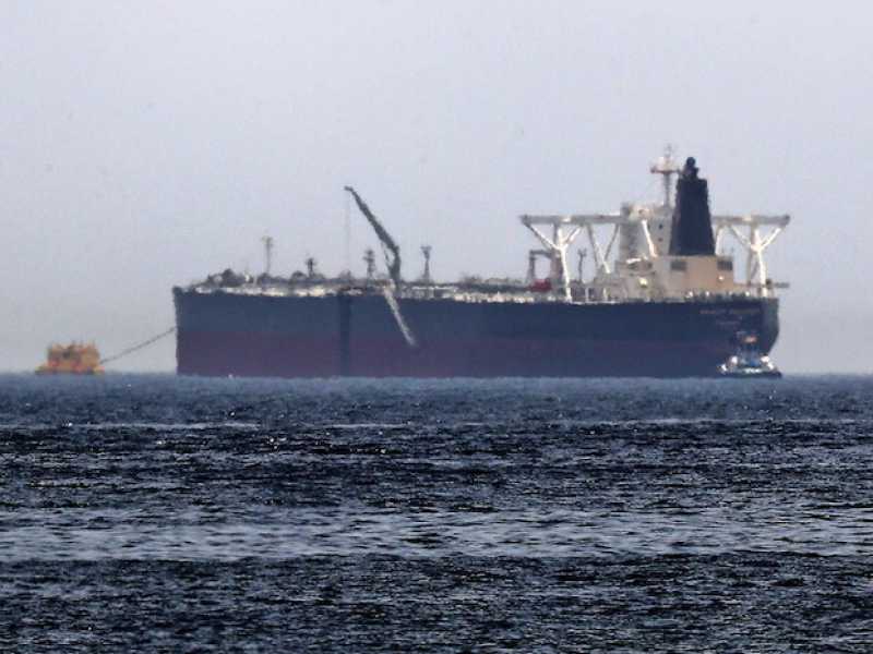 Una foto scattata il 13 maggio 2019 mostra la petroliera Amjad, una delle due danneggiate in misteriosi "attacchi di sabotaggio" al largo della costa del Golfo di Fujairah (LaPresse)