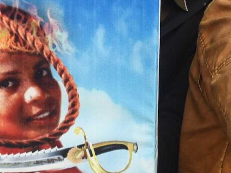 Gli islamisti pachistani espongono una foto di Asia Bibi (Foto LaPresse)