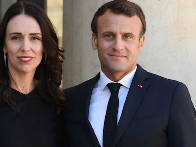 La premier della Nuova Zelanda, Jacinda Ardern, e il presidente francese, Emmanuel Macron, all'Eliseo per il Christchurch Call (Foto LaPresse)