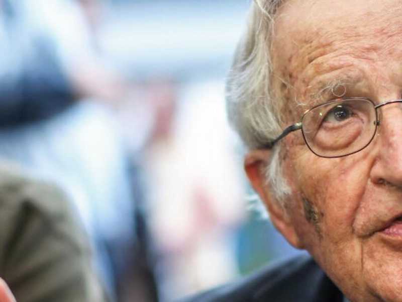 Noam Chomsky &egrave; nato a Filadelfia nel 1928, &egrave; il fondatore riconosciuto della grammatica generativa. Docente emerito del MIT, ora svolge ricerca presso l&rsquo;Universit&agrave; dell&rsquo;Arizona (foto LaPresse)  