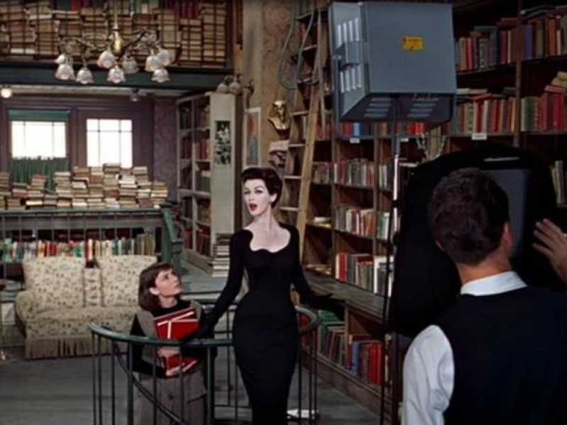Una scena di Cenerentola a Parigi (Funny Face), un film musicale del 1957, diretto da Stanley Donen e interpretato da Audrey Hepburn e Fred Astaire