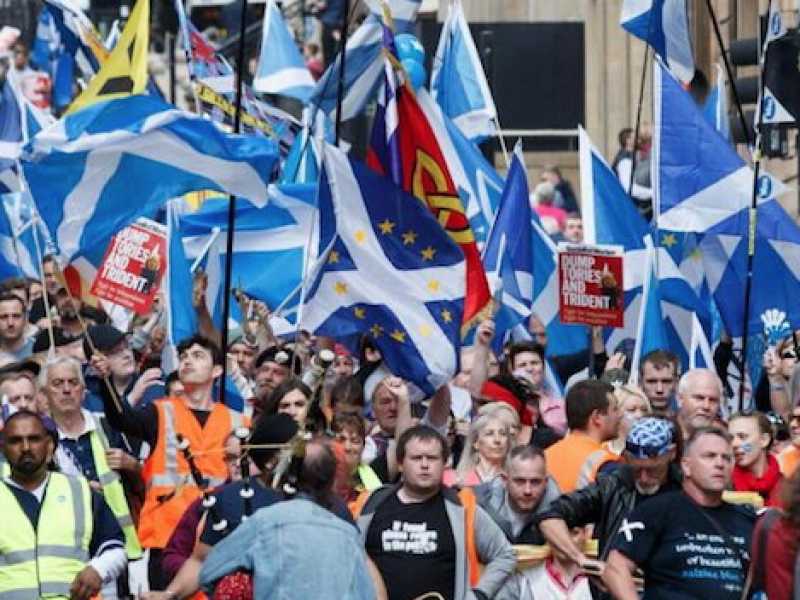 La marcia degli indipendentisti scozzesi a Glasgow lo scorso 4 maggio (Foto LaPresse)