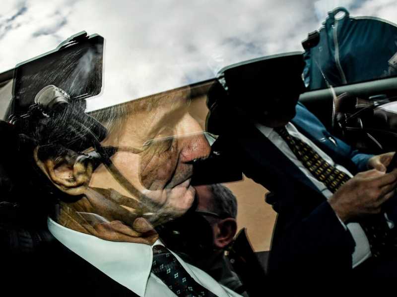 Attilio Fontana all'uscita del tribunale a Milano (foto LaPresse)