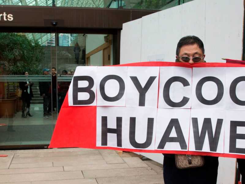 Protesta davanti al tribunale di Vancouver durante l'udienza della cfo di Huawei Meng Wanzhou (LaPresse)