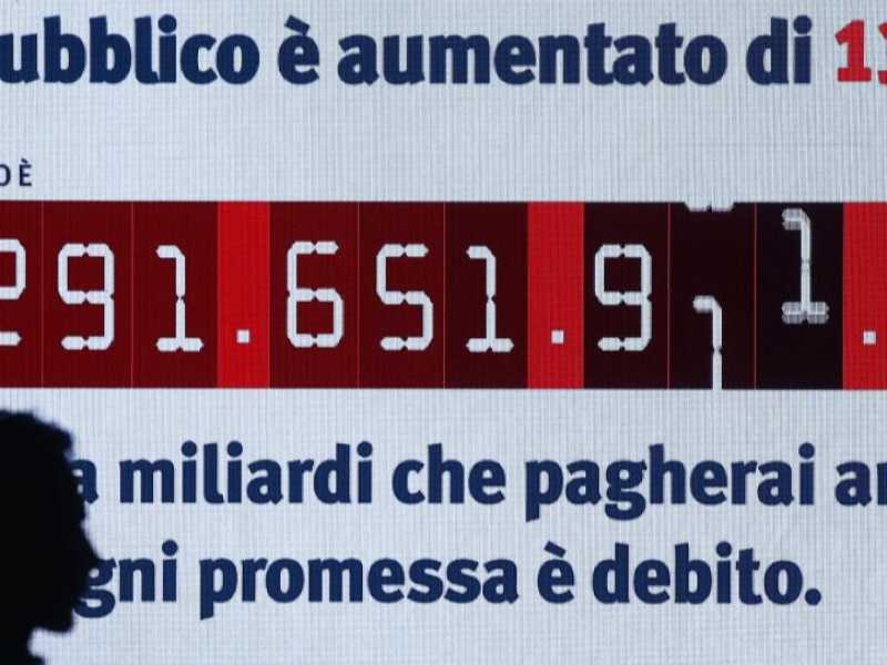 Il contatore del debito pubblico realizzato dall'Istituto Bruno Leoni nel 2018 alla stazione Termini (foto LaPresse)