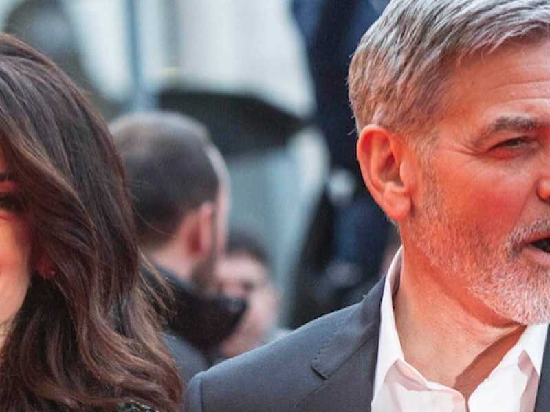 George Clooney sul red carpet della serie Catch 22 con la fidanzata Amal (Foto LaPresse)