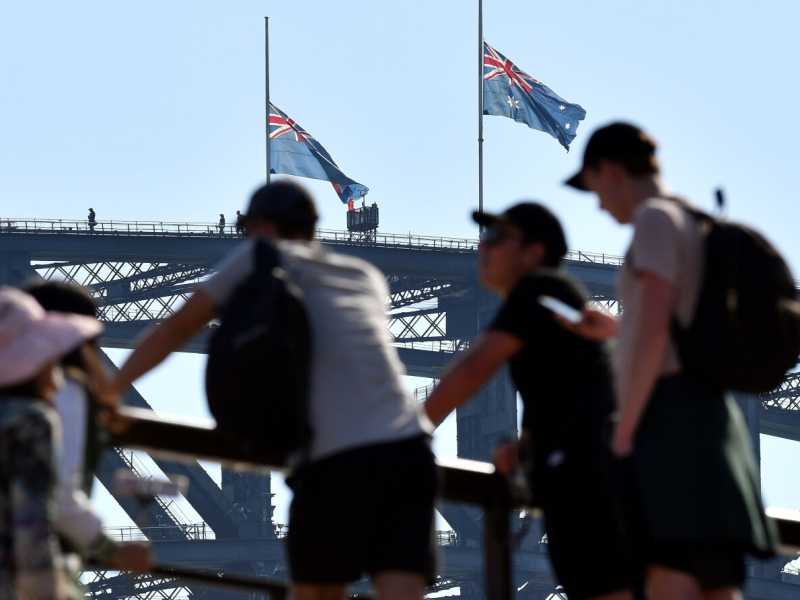 La bandiera australiana a mezz'asta sull'iconico Harbour Bridge, in omaggio al compianto primo ministro australiano Bob Hawke. Sydney, il 17 maggio 2019 (foto LaPresse)