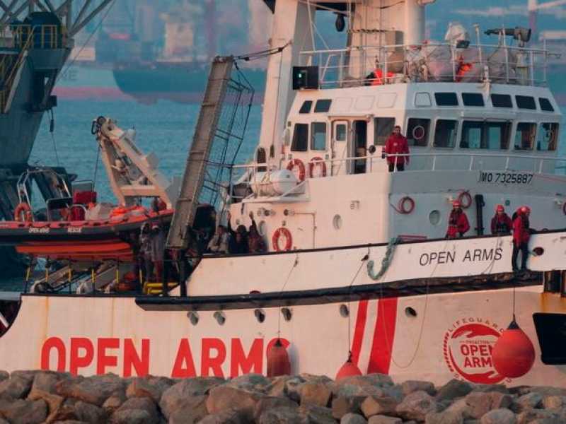 La nave Open Arms attracca nel porto di Algeciras (foto LaPresse)