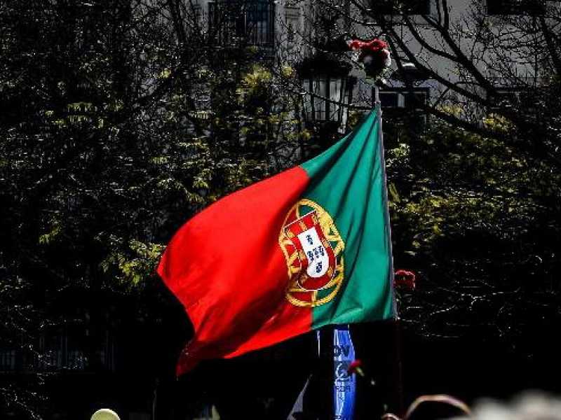 La manifestazione a Lisbona in commemorazione della rivoluzione dei garofali, lo scorso 25 aprile(Foto LaPresse)