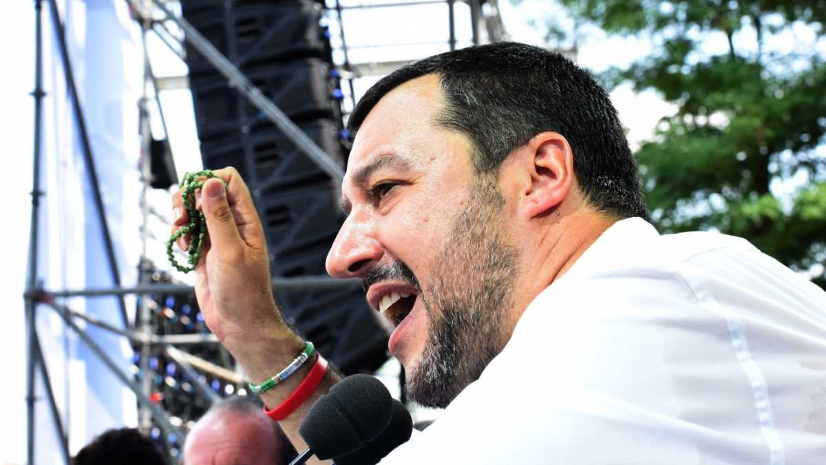 Immagine di I rosari, la Madonna e i santi. Così Salvini sfrutta la fede
