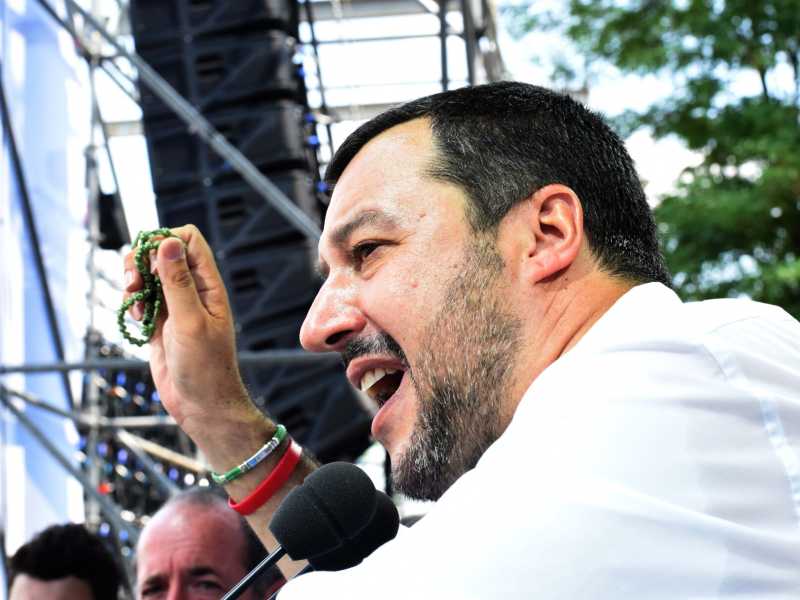 I rosari, la Madonna e i santi. Così Salvini sfrutta la fede