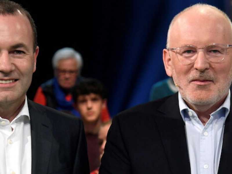 Manfred Weber e Frans Timmermans in pose prima di un faccia a faccia sull'emittente tedesca Westdeutscher Rundfunk (WDR) (Foto LaPresse)