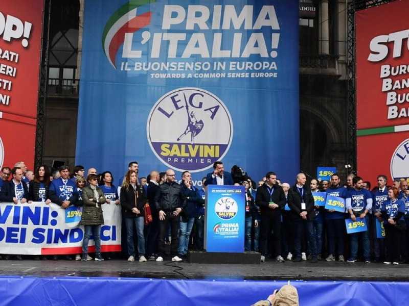 Matteo Salvini in piazza a Milano (foto LaPresse)
