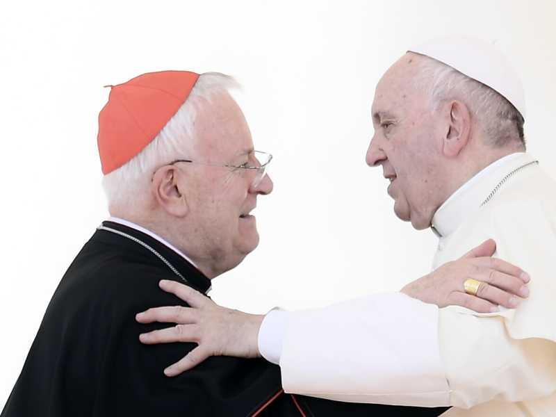 Gualtiero Bassetti  e Papa Francesco (LaPresse)