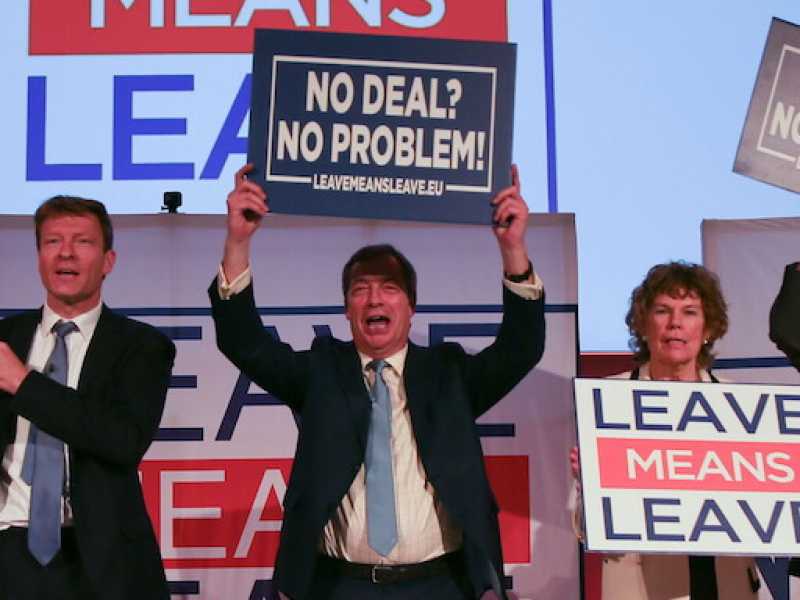 Nigel Farage (al centro) e Richard Tice (alla sua sinistra) a un evento del gruppo euroscettico "Leave Means Leave" (Foto LaPresse)