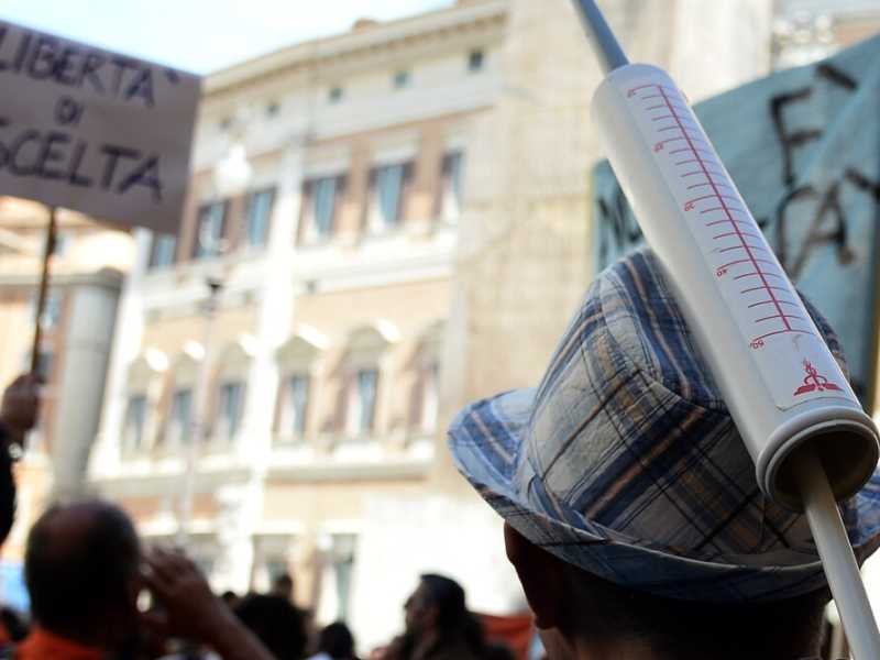 Roma, protesta contro l'obbligo vaccinale a Piazza Montecitorio (foto LaPresse)