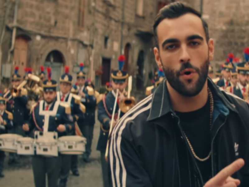 Mengoni nel video di "Siamo tutti Muhammad Al&igrave;"