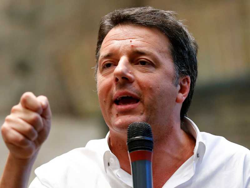 Matteo Renzi alla presentazione dei candidati alle europee del Pd (foto LaPresse)