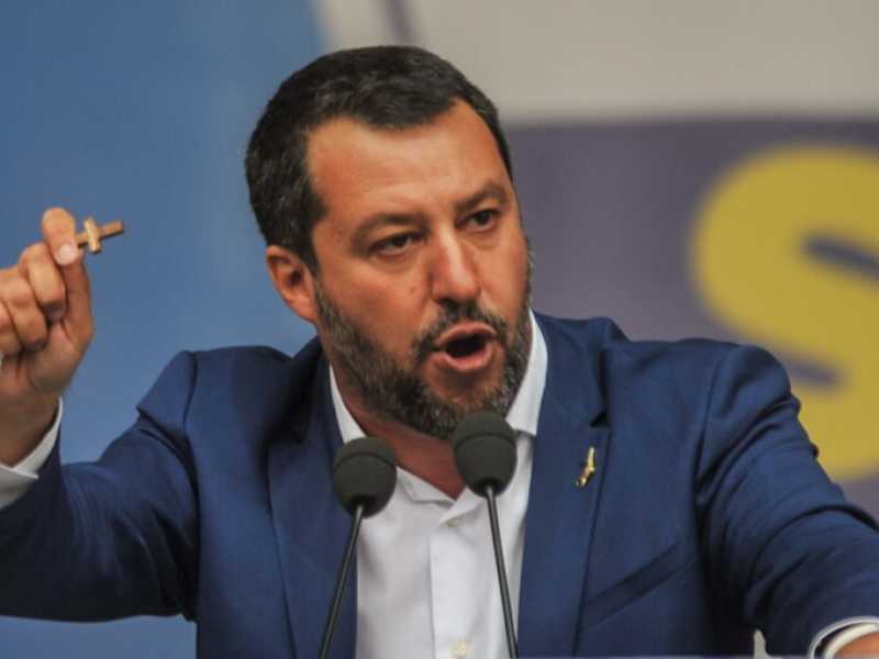 Matteo Salvini con il rosario in mano (foto LaPresse)