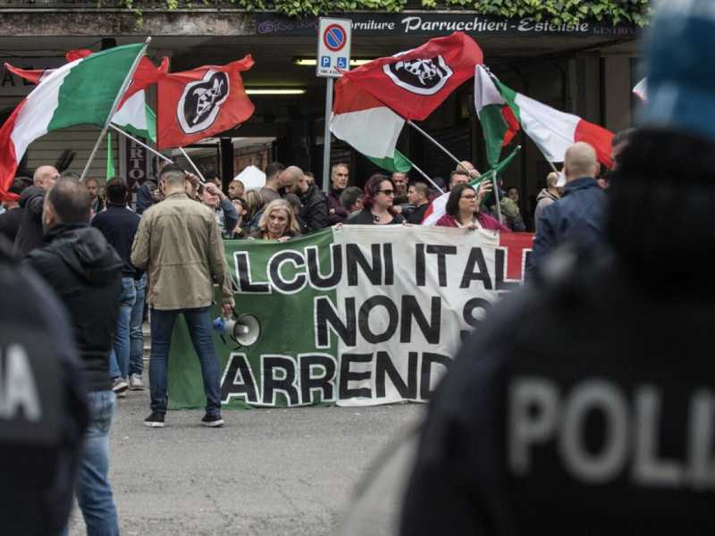 Polizia schierata durante una manifestazione di CasaPound (fotoLaPresse)