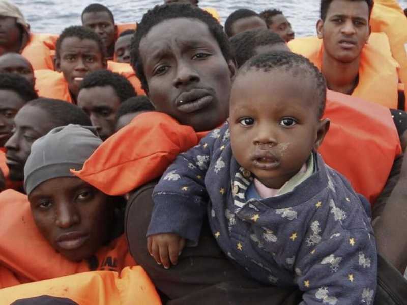 Un'operazione di salvataggio di migranti al largo della costa libica (foto LaPresse)