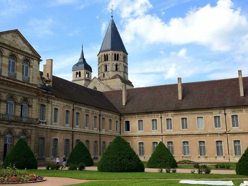 L'abbazia di Cluny in Borgogna. Adott&ograve; la regola benedettina. Macintyre nel suo libro del 1981 invocava per la salvezza un nuovo san Benedetto (Foto Flikcr di Cristopher Shaw)