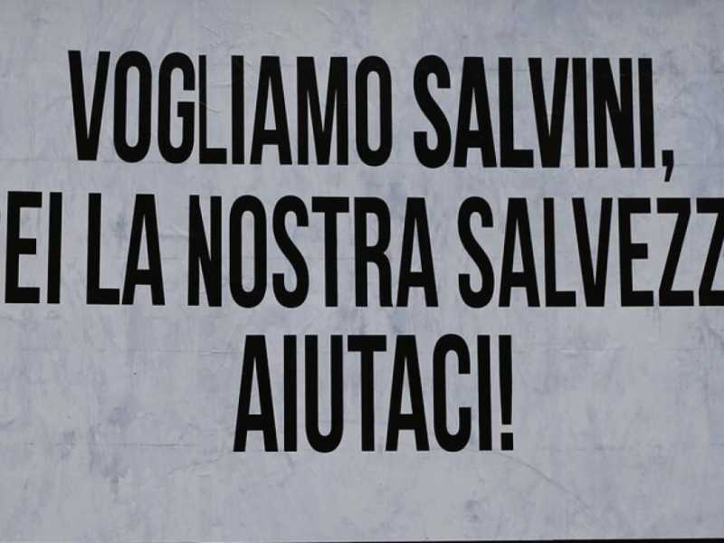 Un cartello elettorale a sostegno di Salvini ad Aversa (foto LaPresse)