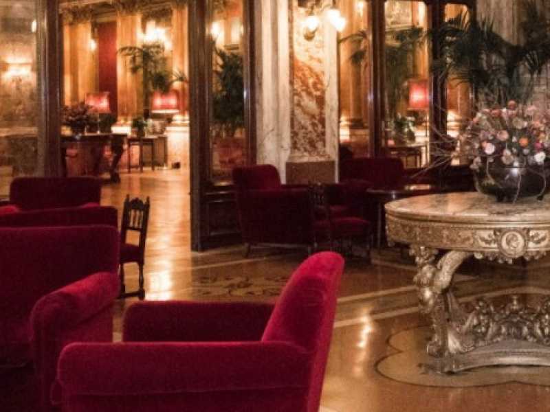 Per un po' al Plaza abitarono pure i Savoia, che da lì guardavano il carnevale sul Corso, mentre si cambiavano le serrature al Quirinale (Foto presa dal sito del Plaza)