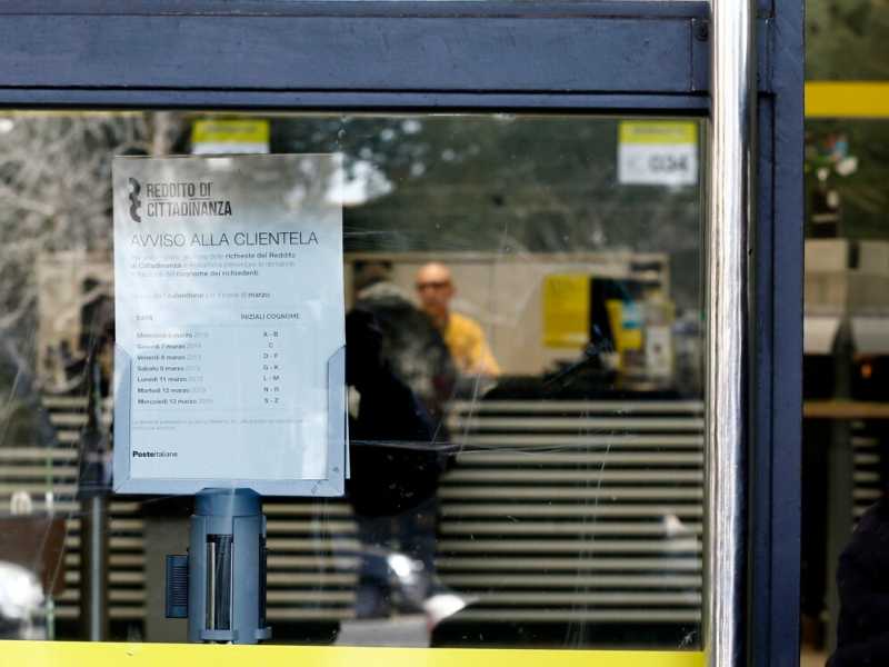 Roma, reddito di cittadinanza: alle Poste per la domanda (LaPresse)