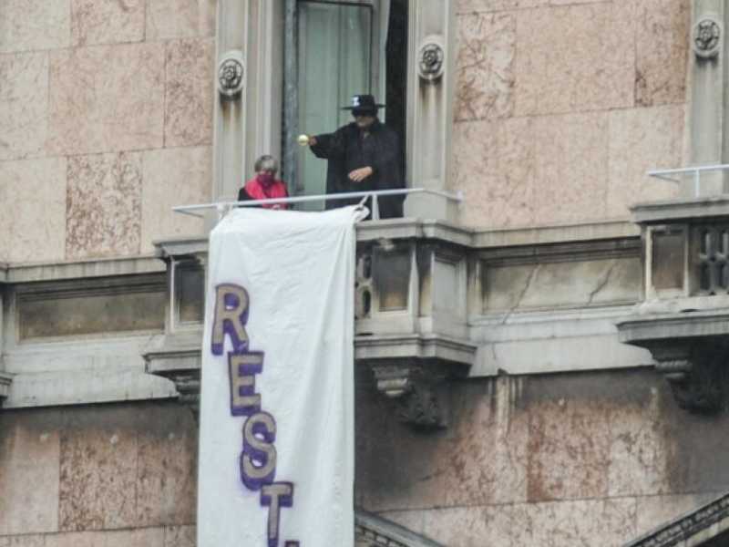 Il contestatore di Salvini travestito da Zorro, a Piazza Duomo a Milano (foto LaPresse)