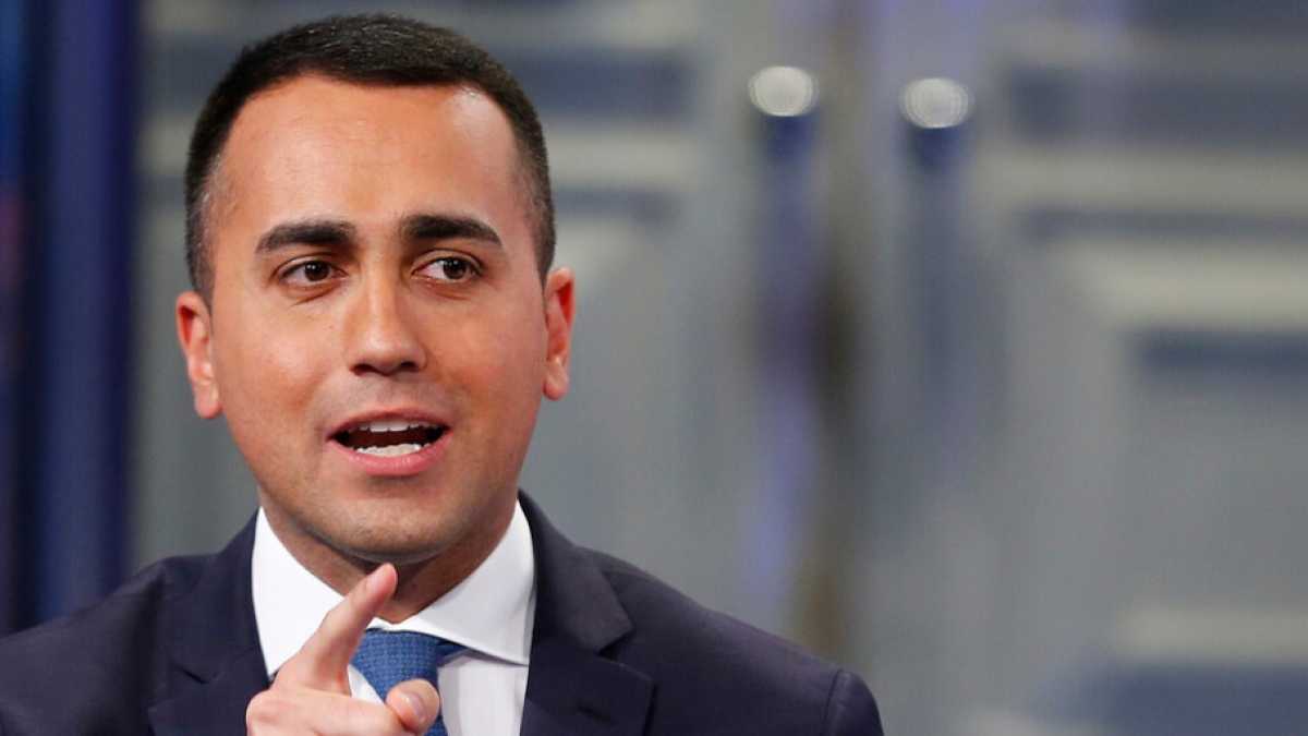 Immagine di Di Maio lancia un referendum su di sé per uscire dall'angolo