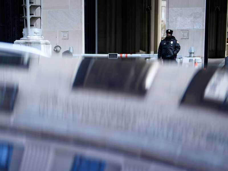 Un ufficiale di guardia davanti al dipartimento di Giustizia degli Stati Uniti il ​​22 marzo 2019 a Washington (LaPresse)