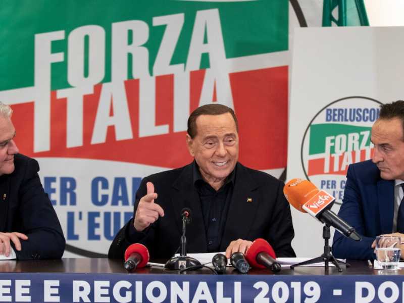 Silvio Berlusconi in visita a Torino per la chiusura della campagna elettorale (foto LaPresse)