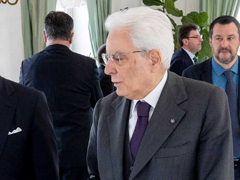 Sergio Mattarella con Giuseppe Conte. Salvini osserva (LaPresse)