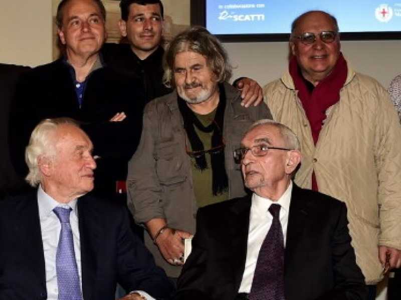 Giovanni Bazoli e Giuseppe Guzzetti (in prima fila) all'inaugurazione di una mostra fotografica alle Gallerie d'Italia a Milano (Foto presa dal sito della Fondazione Cariplo)