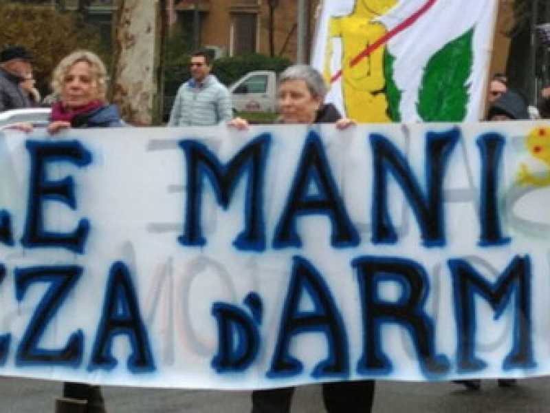 Uno dei manifesti dei comitati di difesa di Piazza d'Armi (Foto LaPresse)