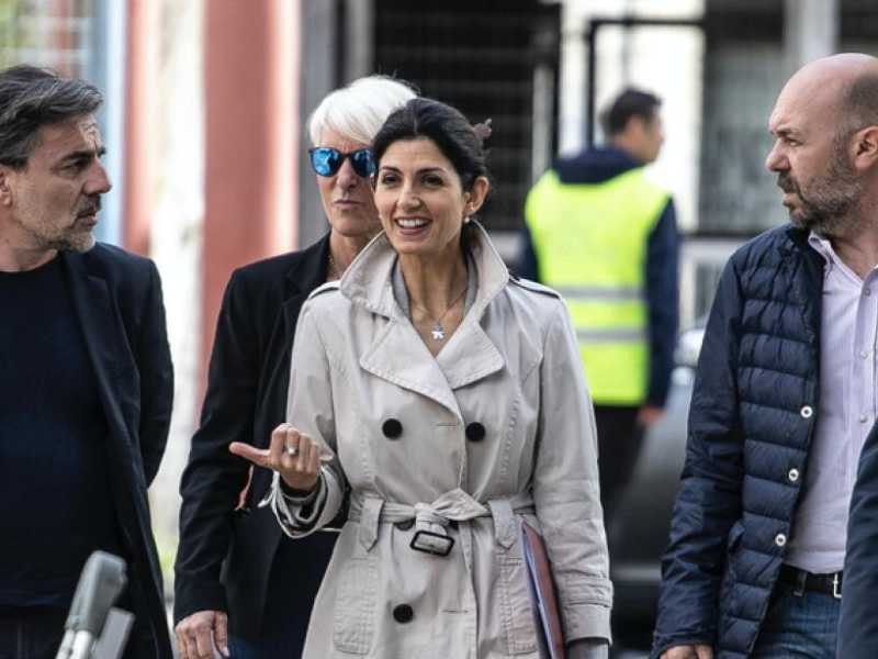 Virginia Raggi a Tor Bella Monaca (foto LaPresse)
