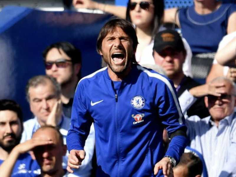 Antonio Conte sulla panchina del Chelsea (foto LaPresse)