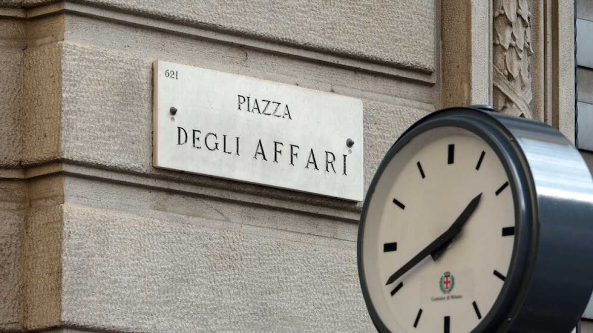 Immagine di Dazi e spread buttano giù Piazza Affari