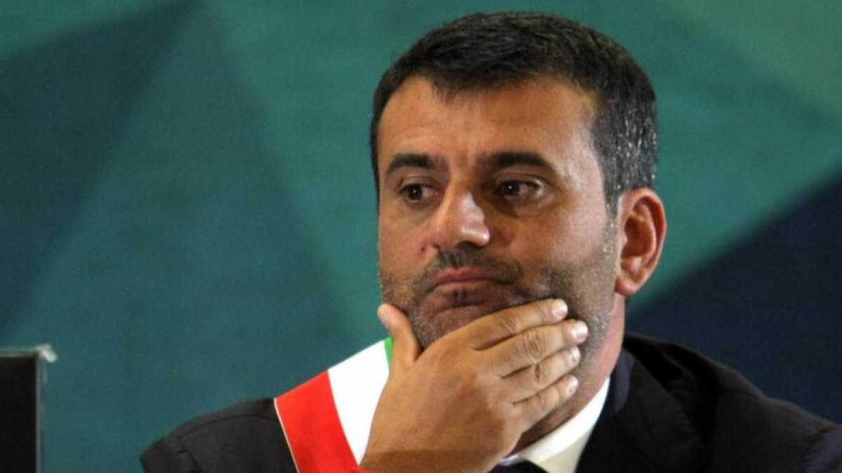 Immagine di Così Decaro è riuscito a pedalare da un lato all'altro del Pd