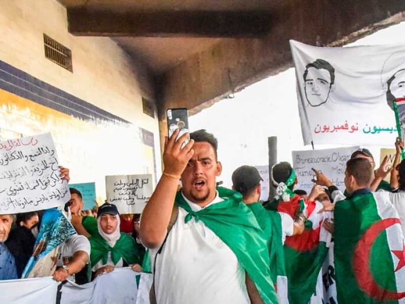 Un gruppo di studenti protesta per le strade di Algeri (foto LaPresse)