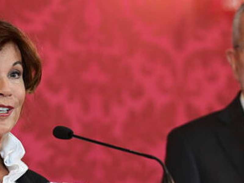La cancelliera austriaca Brigitte Bierlein e il presidente Alexander Van der Bellen (foto LaPresse)