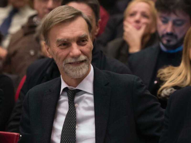 L'ex ministro dei Traporti, Graziano Delrio, tra Paolo Gentiloni e Carlo Calenda (Foto Imagoeconomica)