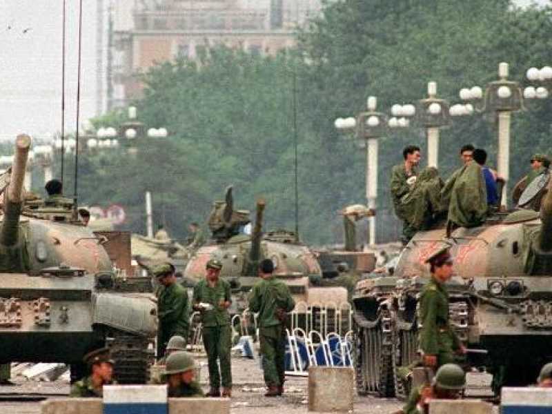 6 giugno 1989. I carri armati dell'esercito popolare di liberazione occupano piazza Tian' anmen, due giorni dopo il massacro (Foto di Manny Caneta/Afp, LaPresse)
