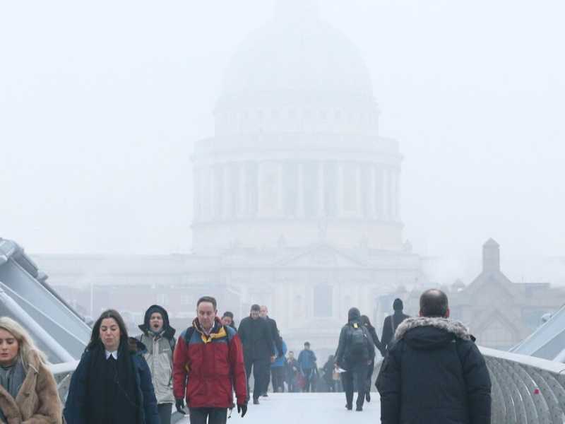 Nebbia sul Millennium Bridge di Londra. Sullo sfondo la St Paul's Cathedral (foto LaPresse)