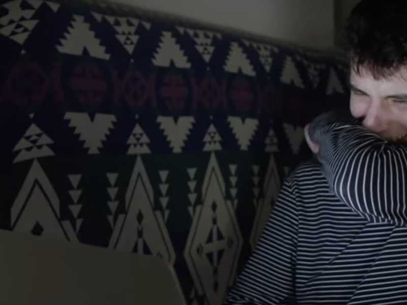 Ci sono adolescenti, ragazzi, uomini, che vivono nelle loro stanze, davanti a un pc, escono raramente e rimuginano di continuo su questa loro esclusione, reale o percepita (foto: servizio tv di Hbo)
